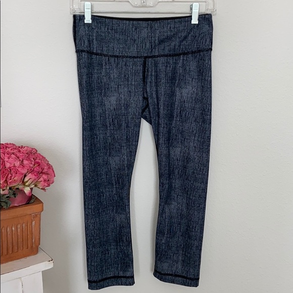 Lululemon Black & White 21” Capris - Picture 2 of 9